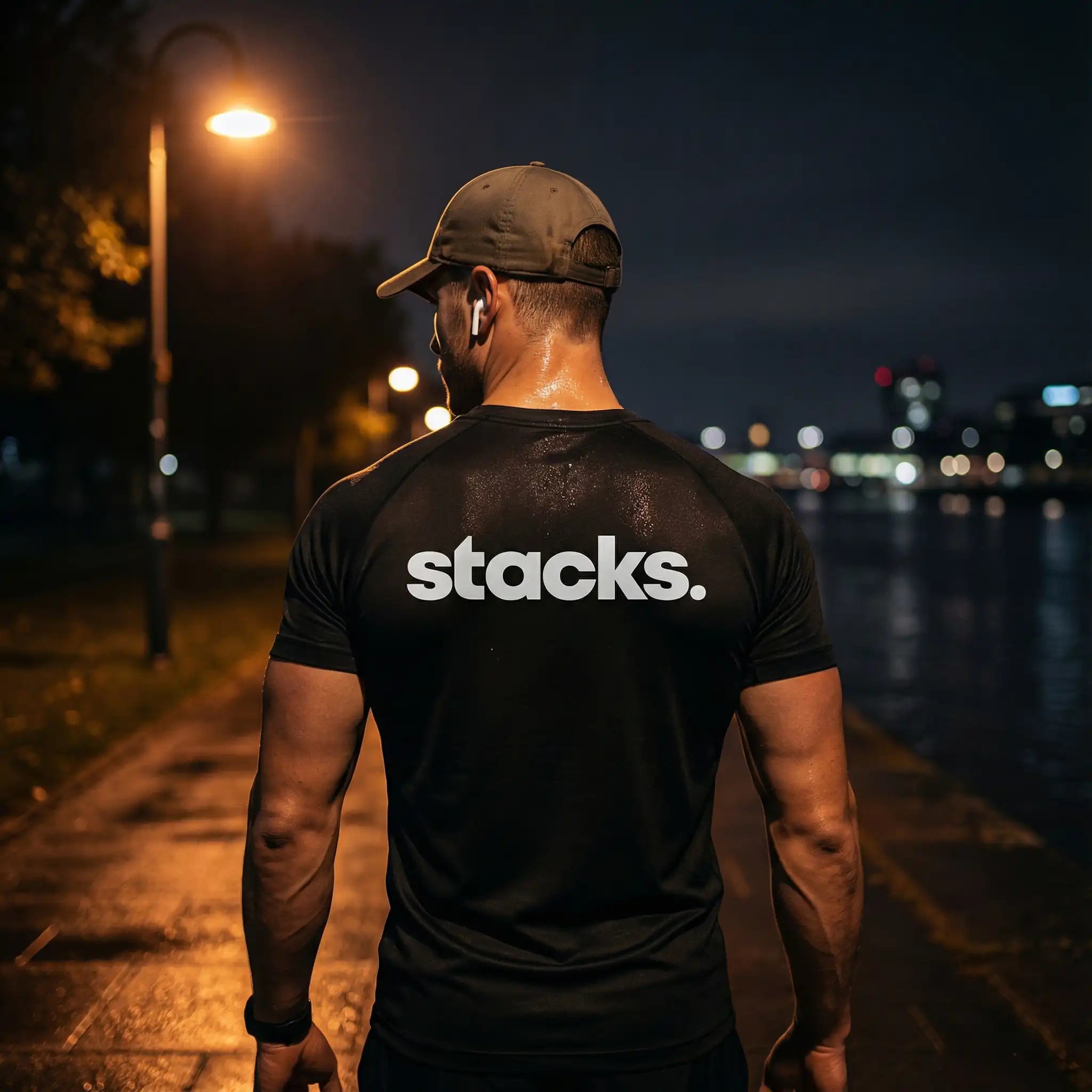 Athlet von hinten, trägt schwarzes stacks T-Shirt,